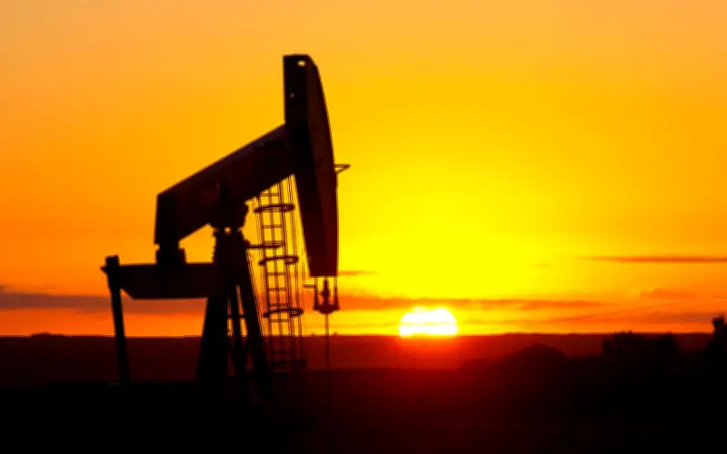 Petróleo WTI se desploma 16% tras anuncio de Trump sobre Irán y reapertura de Ormuz