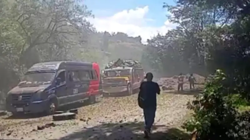 Petro califica de terroristas a autores de atentado con 7 muertos en Colombia