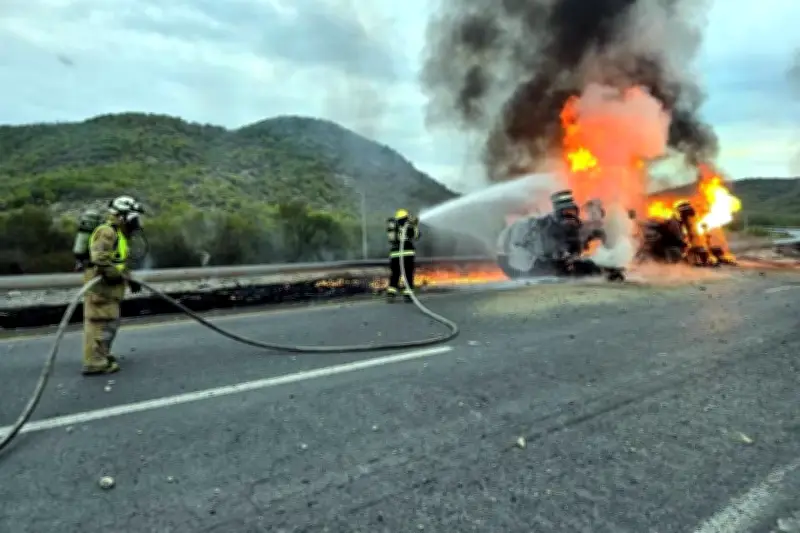 Pipa con gas se vuelca y arde en la Nacional; cierran carretera por horas