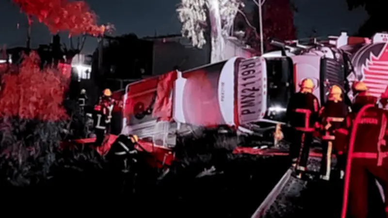 Pipa de Pemex con 15 mil litros de combustible vuelca en Teoloyucan, Edomex