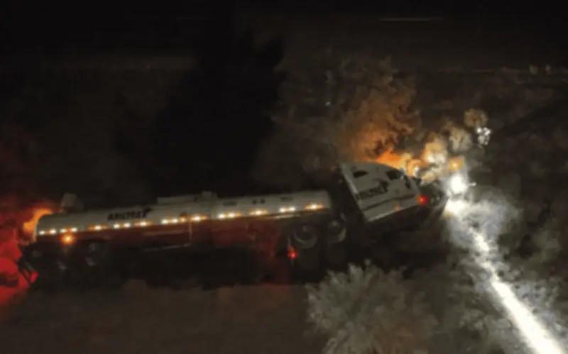 Pipa robada vuelca y derrama combustible en Navojoa, Sonora; cierra carretera por horas