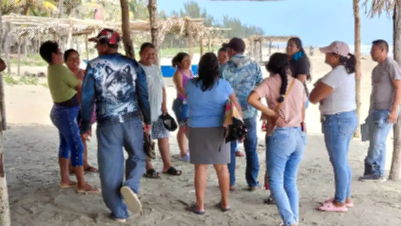 Pobladores de Pajapan desmienten a Semar: 'El derrame de hidrocarburo sigue' en playas de Veracruz