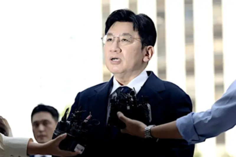 Policía solicita orden de arresto contra magnate del K-pop por presunto fraude