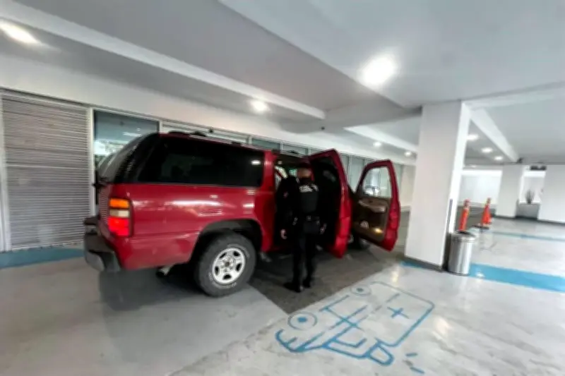 Policías escoltan a mujer con complicaciones de salud en emergencia médica