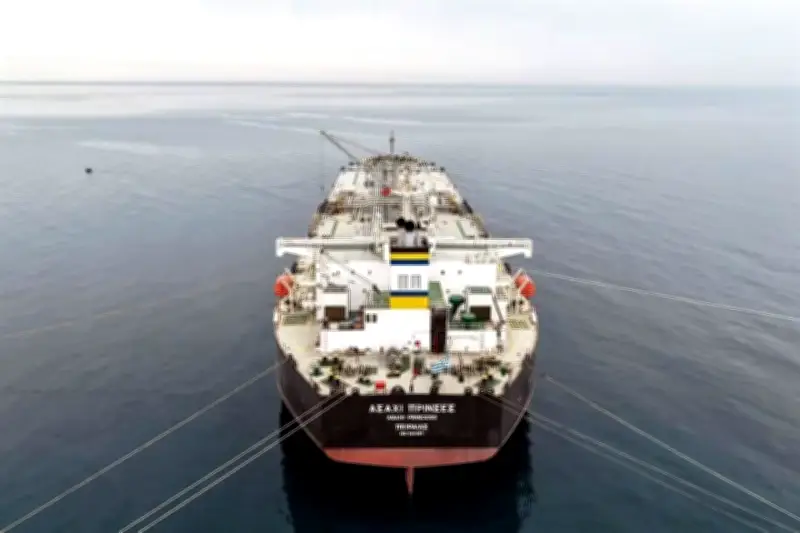 Precio del Petróleo se Desploma 10% Tras Apertura del Estrecho de Ormuz