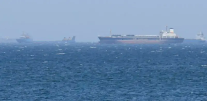 Primeros buques cruzan el estrecho de Ormuz tras tregua entre Estados Unidos e Irán