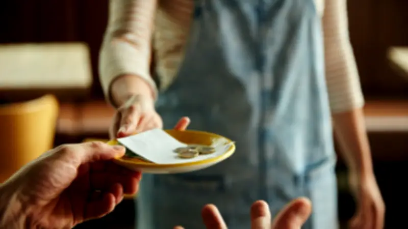 Profeco advierte: multas millonarias a restaurantes y hoteles por propina obligatoria