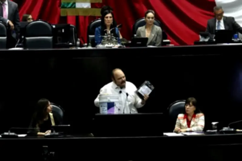 Protesta con chapopote en San Lázaro: Legisladores exigen acciones urgentes