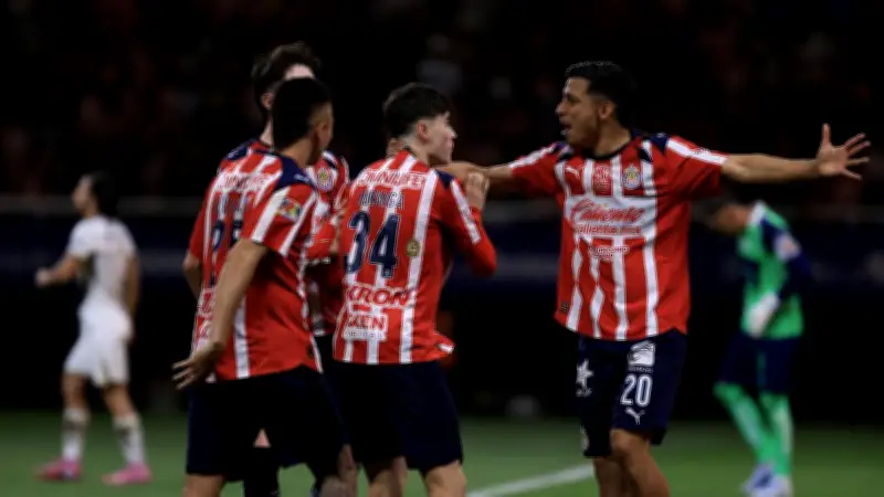 Pumas desperdicia victoria ante Chivas con empate agónico de 'La Hormiga' González