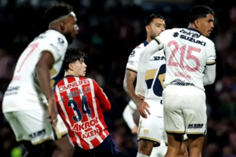 Pumas enfrenta al líder Chivas en duelo histórico del fútbol mexicano