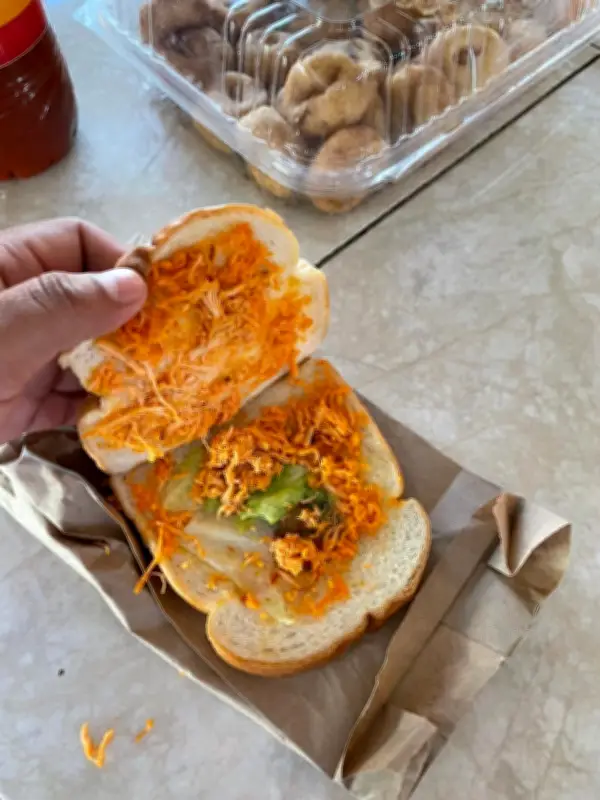Queja por sándwich en Campeche lleva a suspensión y terapia psicológica