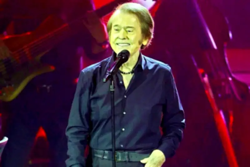 Raphael Deslumbra a Sus Fans Regios con un Concierto Inolvidable en Monterrey