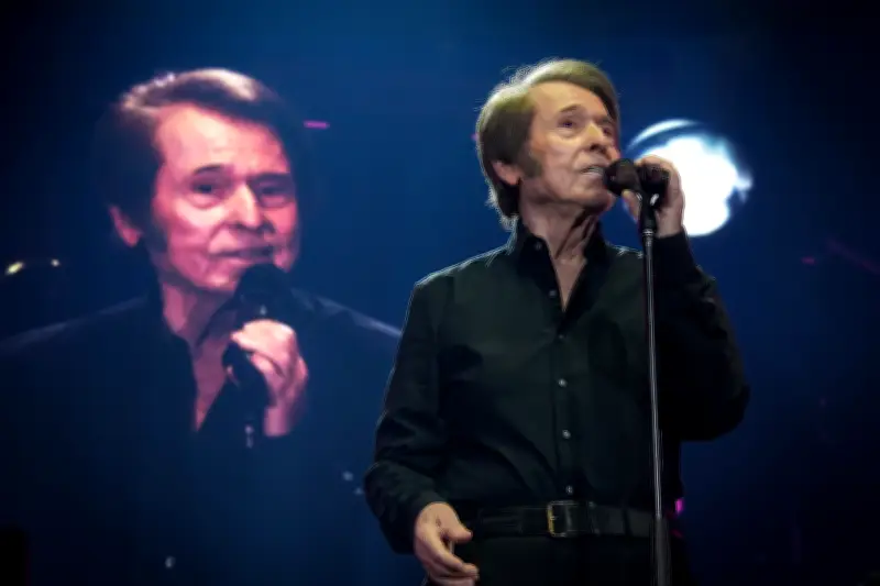 Raphael deslumbra en el Auditorio Nacional con emotivo concierto tras cancelación