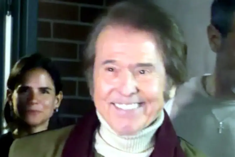 Raphael desmiente rumores y afirma gozar de excelente salud