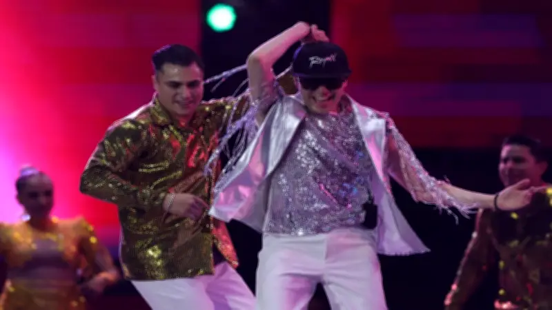 Raymix: De ingeniero de la NASA a estrella de la electrocumbia mexicana