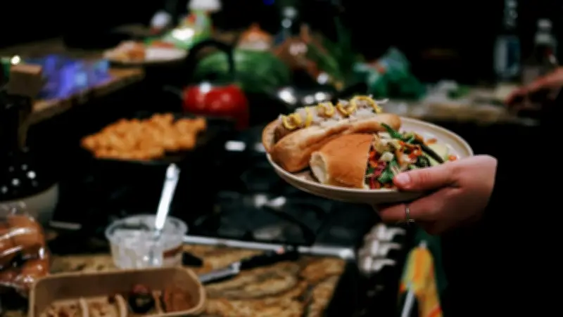 Razones para evitar comer en exceso por la noche