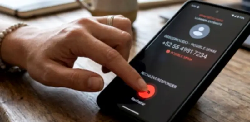 Rechazar Llamadas Desconocidas: El Error que Vende tu Número a Call Centers