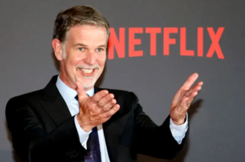 Reed Hastings deja Netflix tras 29 años: cae 10% en bolsa y se enfoca en IA
