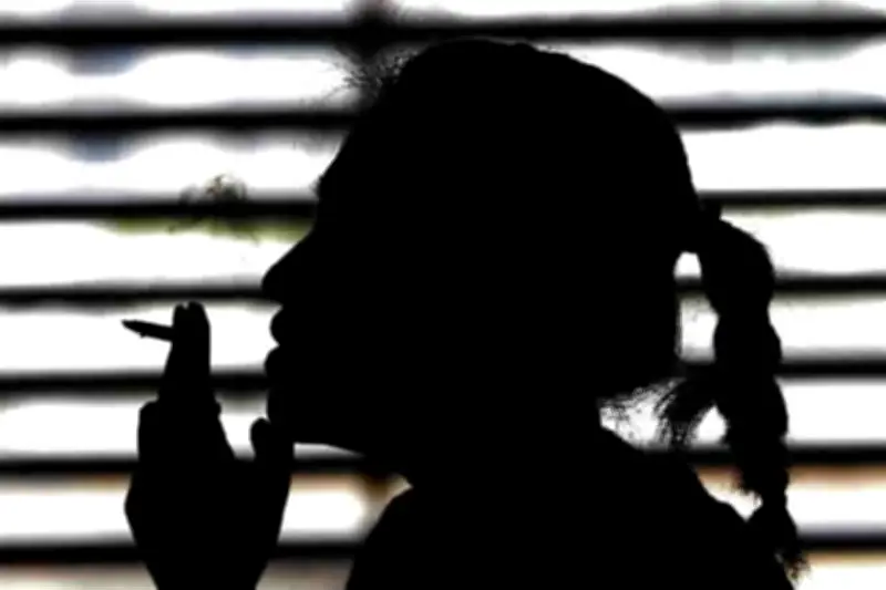 Reino Unido Aprueba Prohibición Histórica de Cigarrillos para Generaciones Futuras