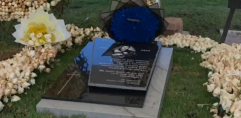 Renuevan tumba de 'El Mencho' con frase de Zapata y fotografía con gallo