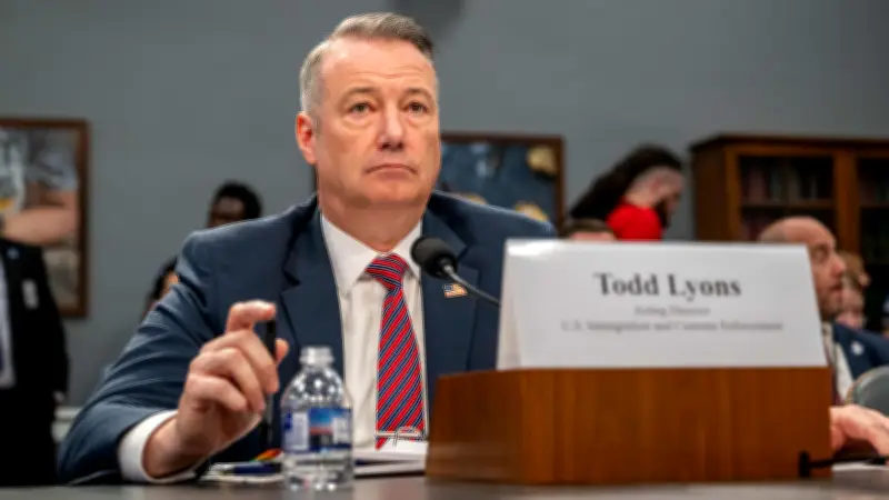 Renuncia director del ICE Todd Lyons tras testificar por muertes de migrantes en custodia