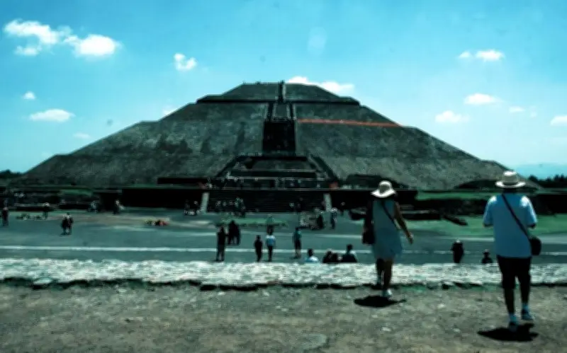 Reportan balacera en Teotihuacán: video muestra disparos desde pirámide