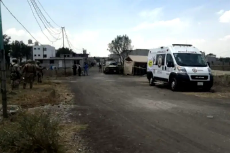 Rescatan a tres atrapados en túnel en Acolman