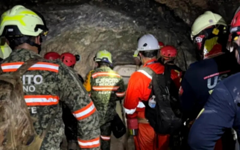 Rescatan con vida a minero tras 14 días atrapado en mina Santa Fe de Sinaloa