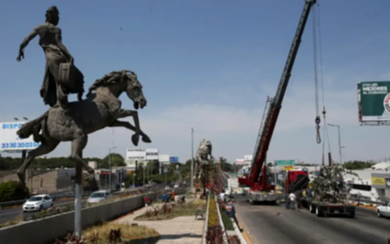 Retiran 'Las Tres Gracias' en Guadalajara para reubicarlas en Plaza de la República