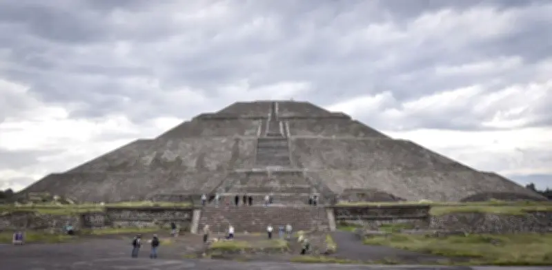 Revisión de seguridad y objetos prohibidos en las Pirámides de Teotihuacán tras incidente violento