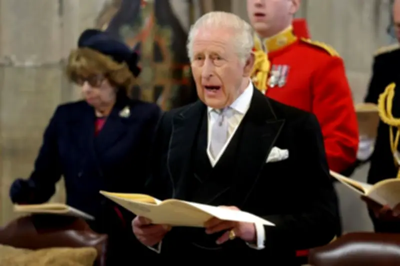 Rey Carlos III enfrenta protestas en salida previa a Pascua en Londres