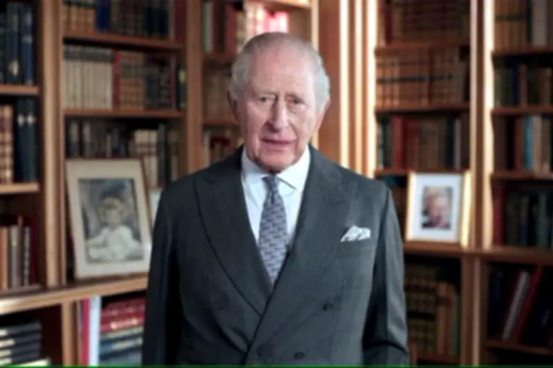 Rey Carlos III rinde emotivo tributo a su madre, la Reina Isabel II