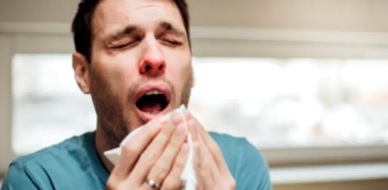 Riesgos de contener un estornudo: ¿es malo para la salud?