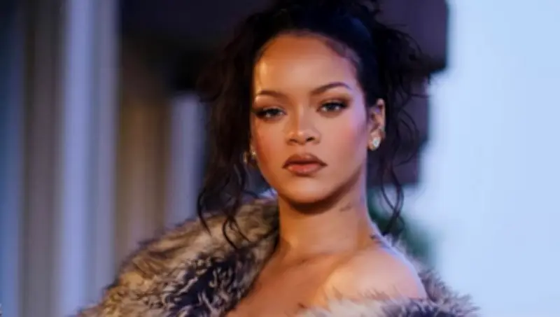 Rihanna presenta a su hija Rocki con lujoso pañal de Dior en portada de revista