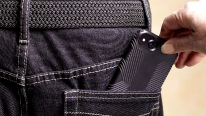 Roban a adulto mayor en Medellín con modalidad de 'cosquilleo' captada en video