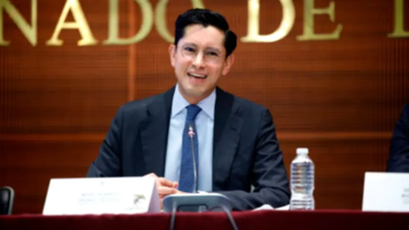 Roberto Velasco avanza como canciller tras ratificación en comisiones del Senado