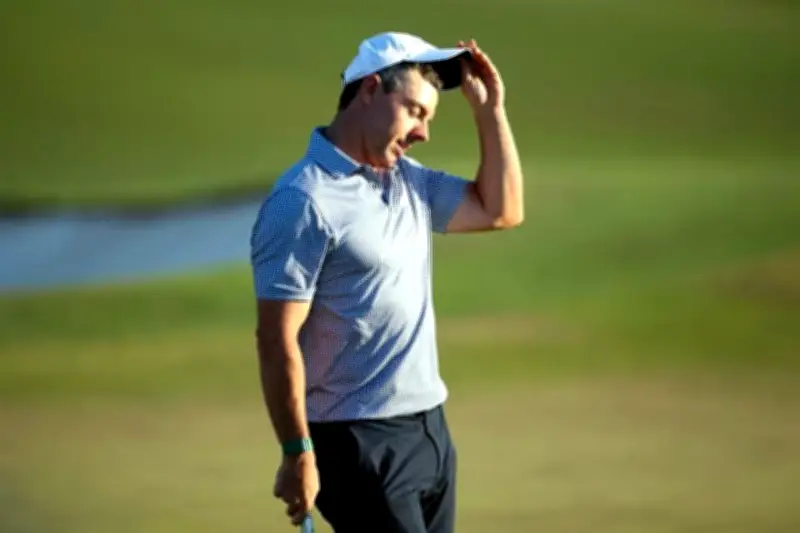 Rory McIlroy tropieza en el Masters; Cameron Young lo alcanza en el liderato