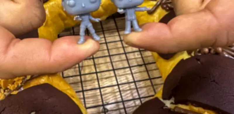 Rosca de Reyes con figuras de Stranger Things en Nuevo León