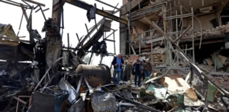 Rusia evacúa a 198 trabajadores de planta nuclear iraní tras ataque con proyectil