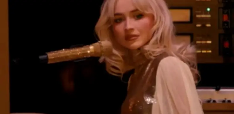 Sabrina Carpenter se disculpa tras llamar 'raro' a grito cultural árabe en Coachella