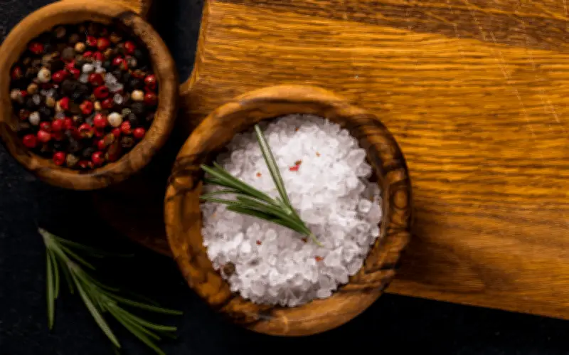 Sal gruesa y romero: 5 usos caseros que transformarán tu hogar