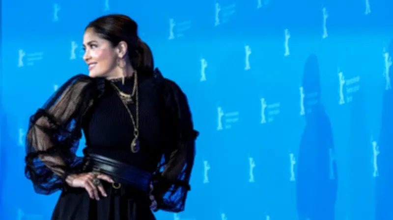 Salma Hayek Envía un Poderoso Mensaje al Presumir sus Canas en la Alfombra Roja