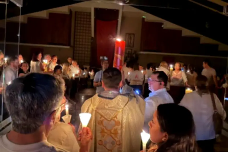 San Jerónimo celebra con fervor la Vigilia Pascual en una emotiva tradición comunitaria