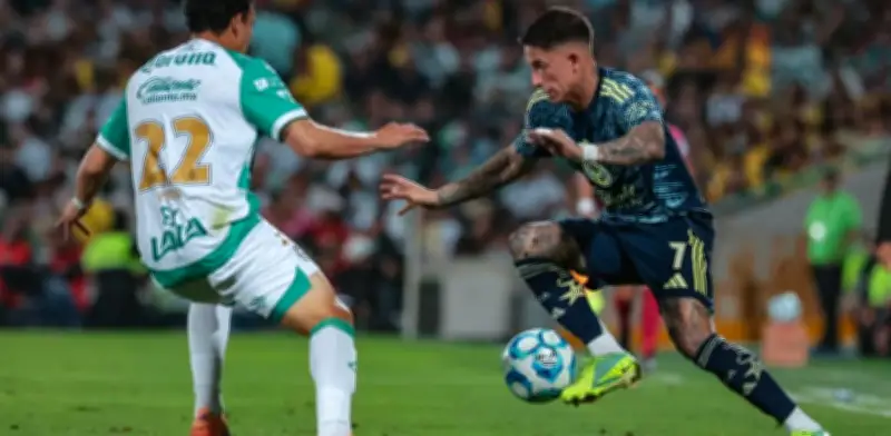 Santos Laguna, con un jugador menos, arrebata un punto al América en un duelo accidentado