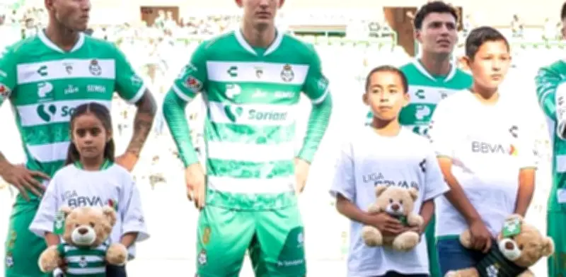 Santos Laguna realiza el 13° Guerretón con lluvia de juguetes en el estadio