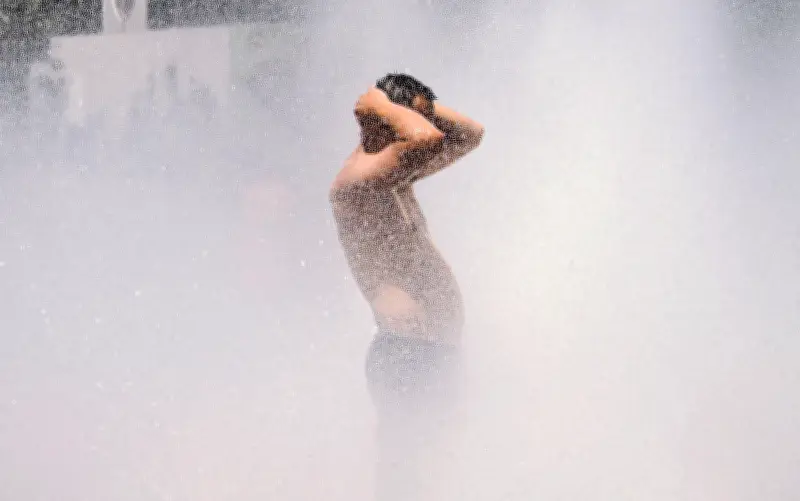 Sábado de Gloria: La Tradición de Mojarse en México y su Prohibición Actual