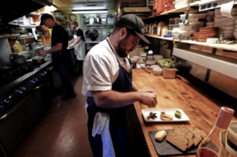 Sector Servicios de Estados Unidos se Contraen por Primera Vez desde 2023