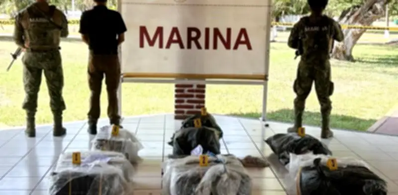 Semar asegura 265 kilos de cocaína en embarcación frente a costas de Michoacán