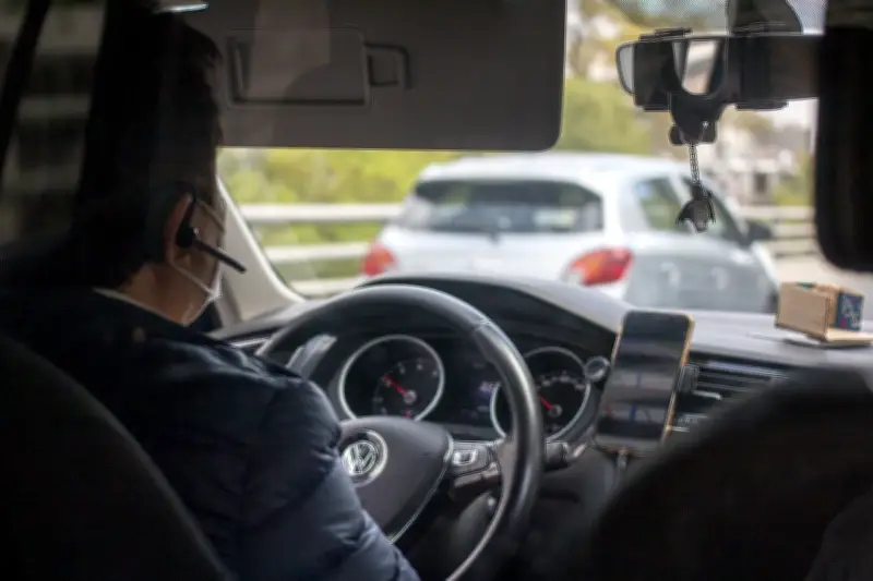 Semovi declara ilegal alianza entre Uber y MX Taxi en CDMX