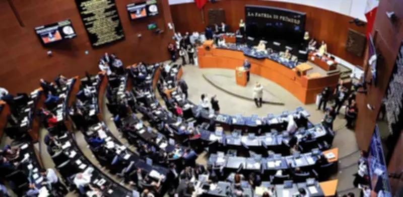 Senado morenista sopesa acusar por traición a gobernadora de Chihuahua